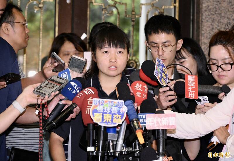 台師大抽血案的吹哨者簡奇陞傳出被足球圈攻擊,對此全國代理暨代課教師產業工會理事長黃湘仙指出,教育圈需要簡奇陞和她的女足隊員們,並強調若是誰敢動用人脈影響簡的教職生涯,「換我們封殺你們」。(資料照) 台師大抽血案的吹哨者簡奇陞傳出被足球圈攻擊,對此全國代理暨代課教師產業工會理事長黃湘仙指出,教育圈需要簡奇陞和她的女足隊員們,並強調若是誰敢動用人脈影響簡的教職生涯,「換我們封殺你們」。(資料照)