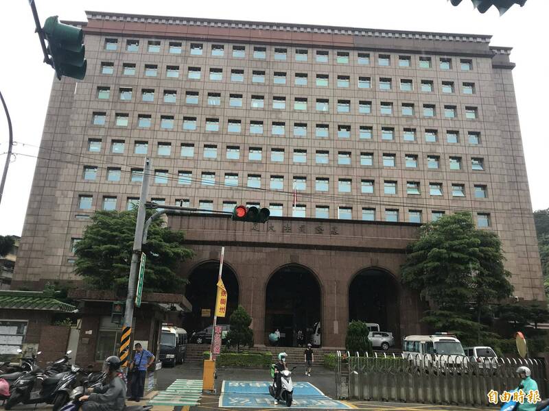 滿車刀槍、手銬和毒品 基隆男被查獲裁罰1萬