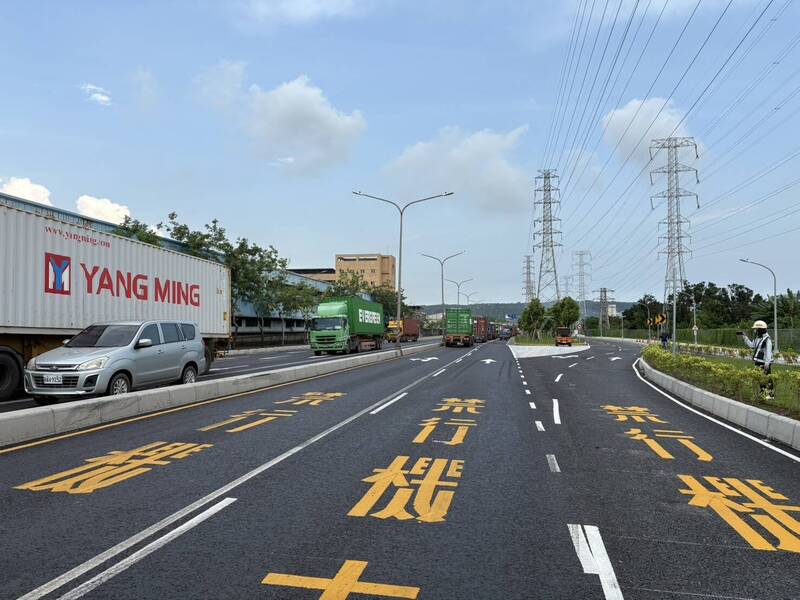 高雄港洲際貨櫃中心貨櫃車專用道全線通車 提升港區交通效能