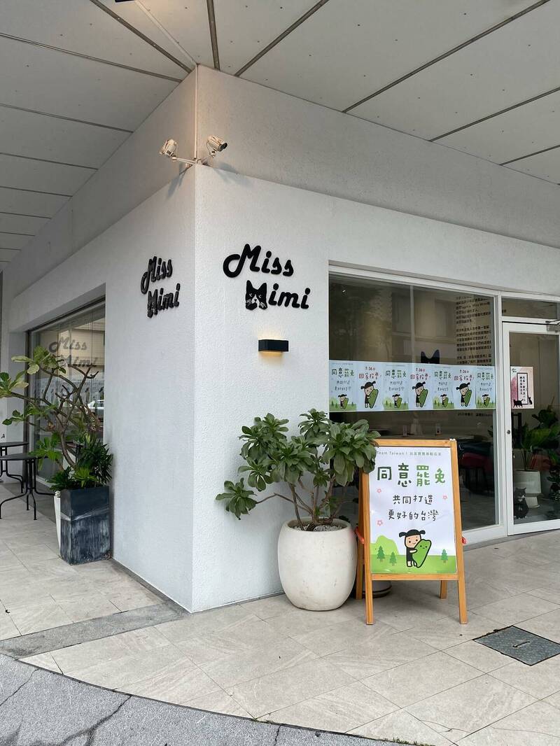 高雄咖啡店放「大罷免」文宣、店員竟遭辱罵 業者：我就是不拿下來