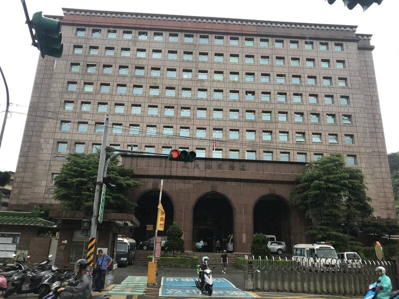 不滿店門口騎樓遭停機車 男用三秒膠灌鑰匙孔判拘20日