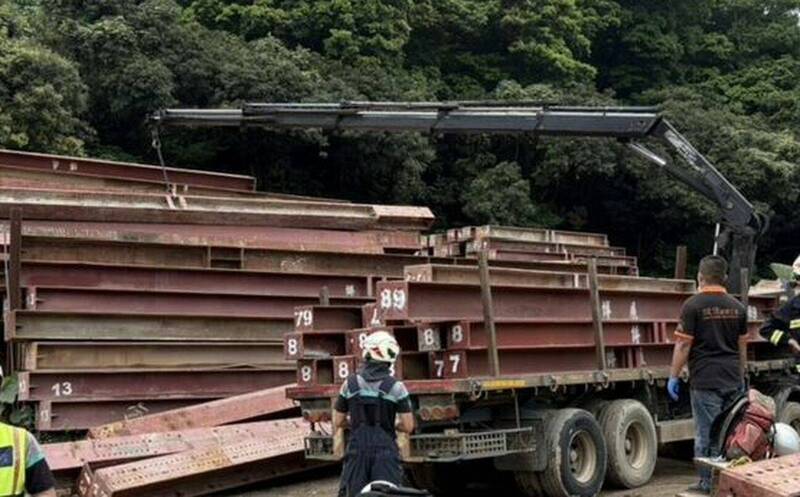 遭大批鋼樑重壓   彰化25歲吊車司機命喪工地
