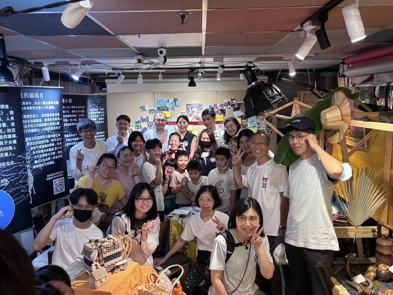 新二代姊弟教手作色紙水燈 傳承柬埔寨永續共存文化