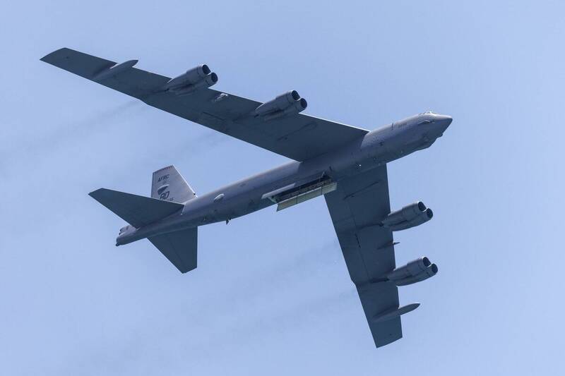 美國客機險和B-52轟炸機相撞  機師緊急閃避