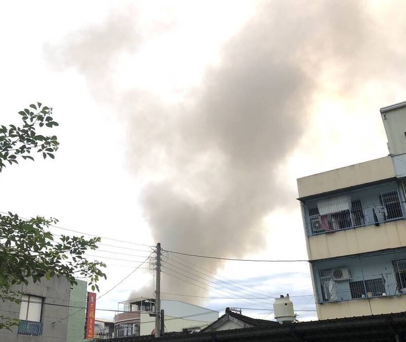 嘉義縣大林鎮中山路發生火警，遠處就可看見濃煙。（江姓謮者提供）