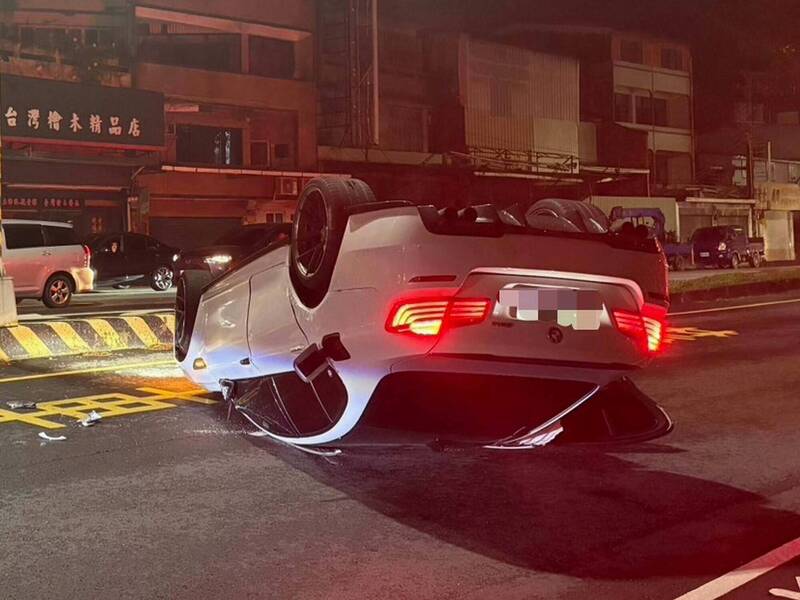 爛醉如泥!男開BMW撞分隔島「翻肚」 酒測值爆表
