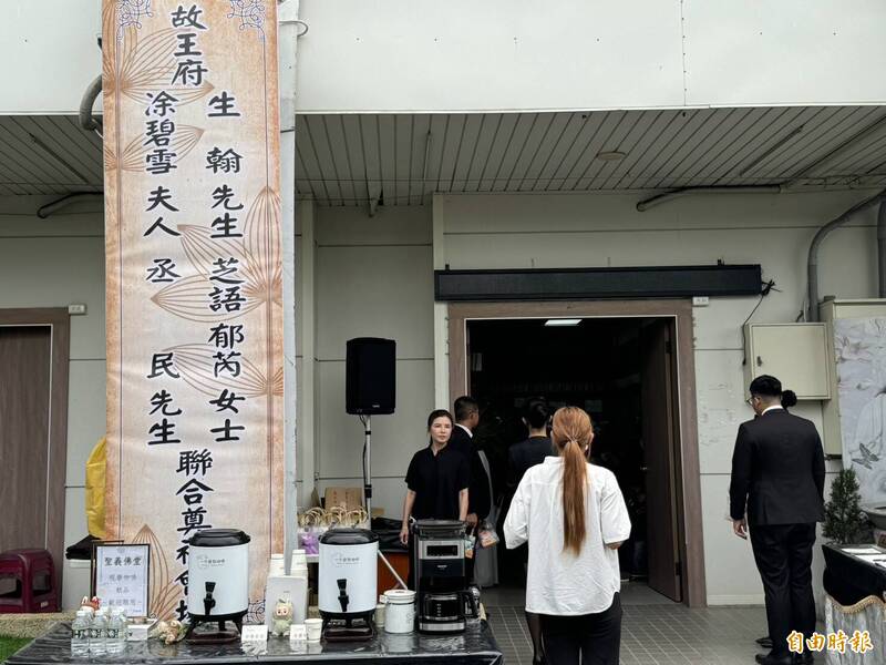 豐原一家5死告別式 親友淚送最後一程