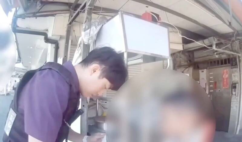 患語言障礙男童走失徘徊街頭 南港警遞畫筆暖舉助他回家