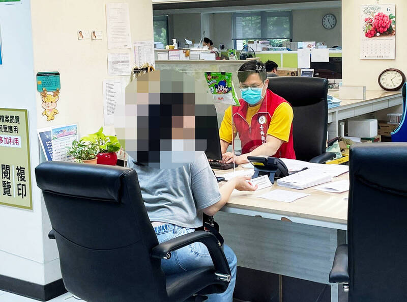 攜超量捲菸與雪茄回台挨罰  女「股票遭凍結」秒繳清罰鍰