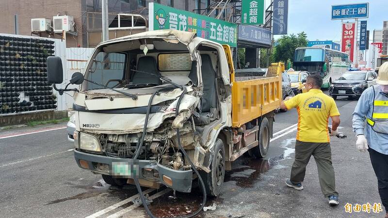 桃園春日、健行路口車撞車  小貨車駕駛受困扭曲變形車頭