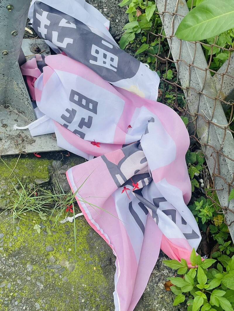 藍委游顥陣營「懸賞」回收罷游扇子 罷團再控布條遭毀損