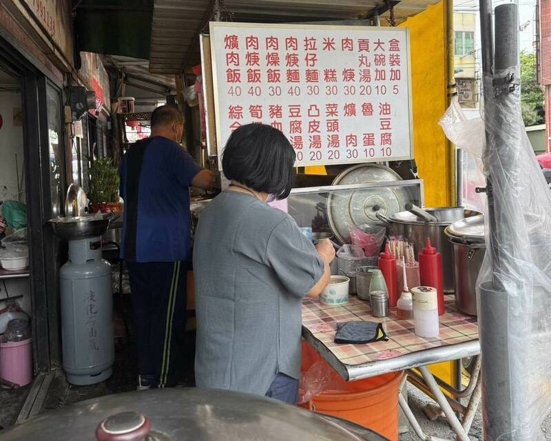 伸港小吃攤佛心來著  最貴的爌肉飯也只要40元