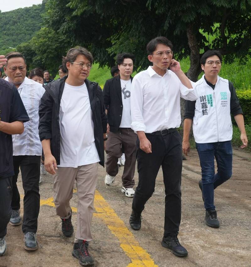 黃國昌偕黃建賓台東勘災喊反罷 罷團譏假勘災唱「雙簧秀」