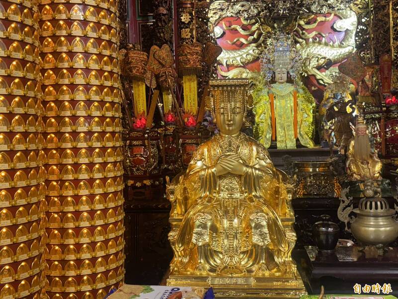 中壢仁海宮「金媽祖日」26日將搭機捷前往樂天桃園棒球場觀戰。（記者李容萍攝）