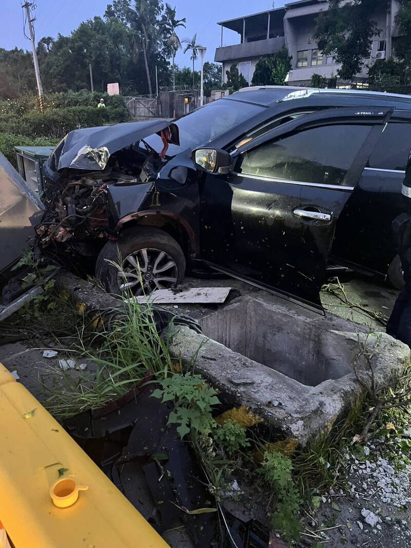 高雄鳳山及鳥松區455戶停電 台電：轎車撞擊設備已復電