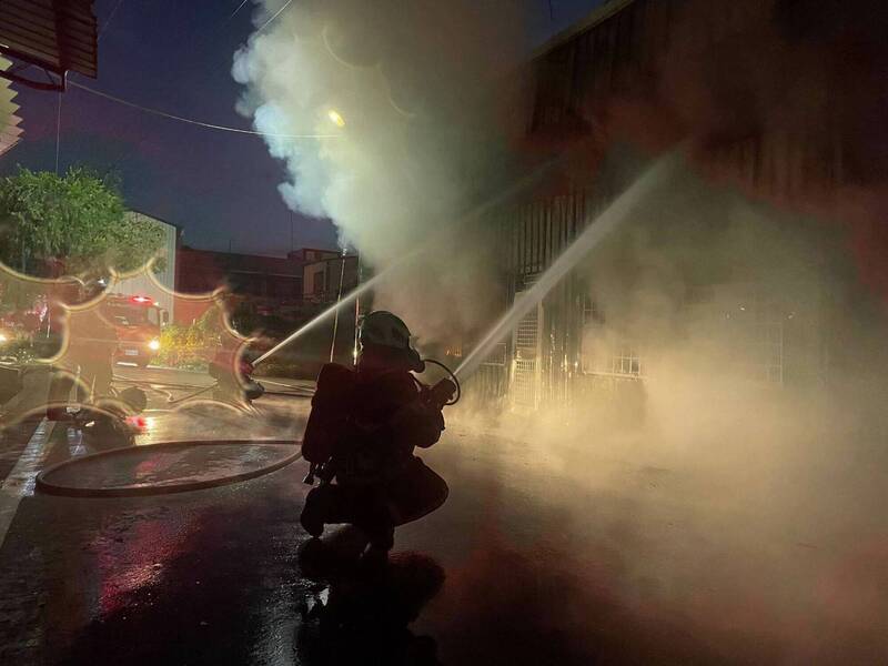 轟！彰縣秀水外燴倉庫暗夜大火 消防搶救撲滅