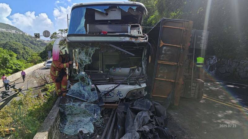 新北市萬里區國光客運與砂石車對撞  14人輕重傷1人無心跳
