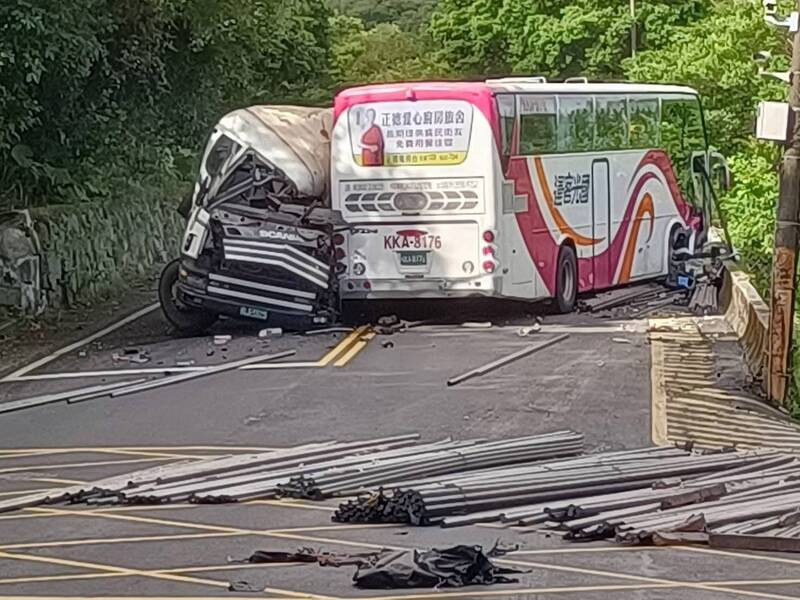 疑因超載釀禍? 新北萬里砂石車滿載鋼條失控撞上國光客運釀1死14傷