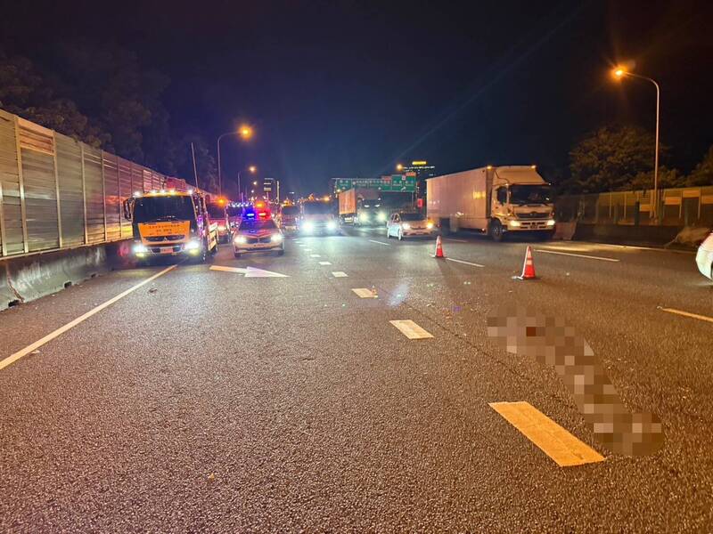 國道離奇死亡車禍！男子摔出車外 連遭8車輾過屍塊散佈