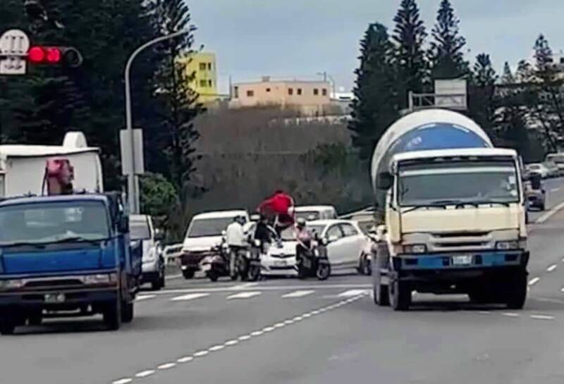 喧騰一時東衛遊客攔車打人案 澎湖地院判決出爐