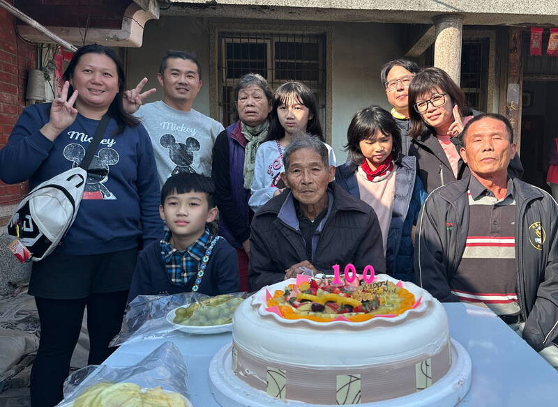 南市父親節表揚名單出爐  陳性良守護罕病兒、百歲人瑞鄭登賀獲選