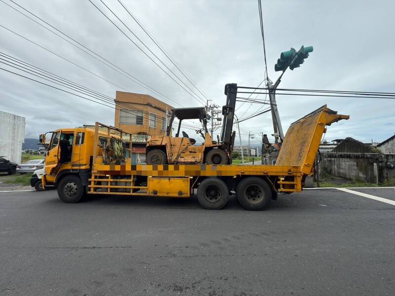 宜蘭貨車載堆高機扯歪電線 路過車驚險躲過倒塌電桿