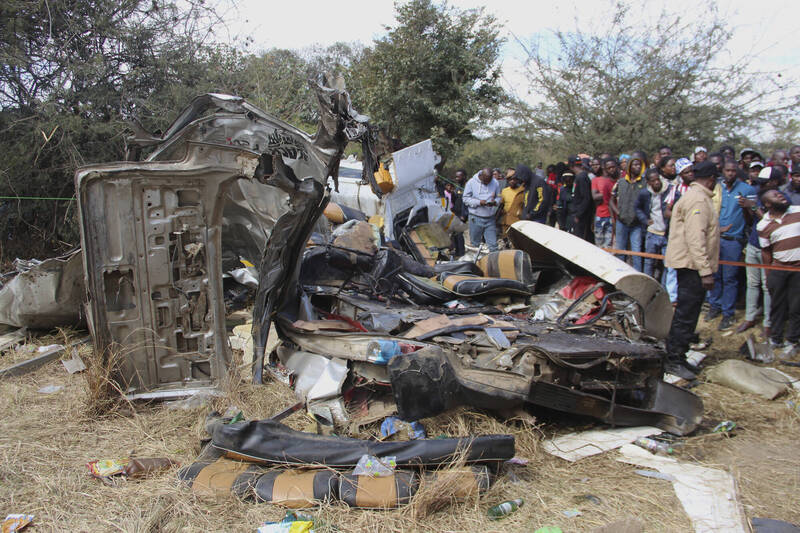 辛巴威巴士與卡車迎頭相撞 17人當場死亡