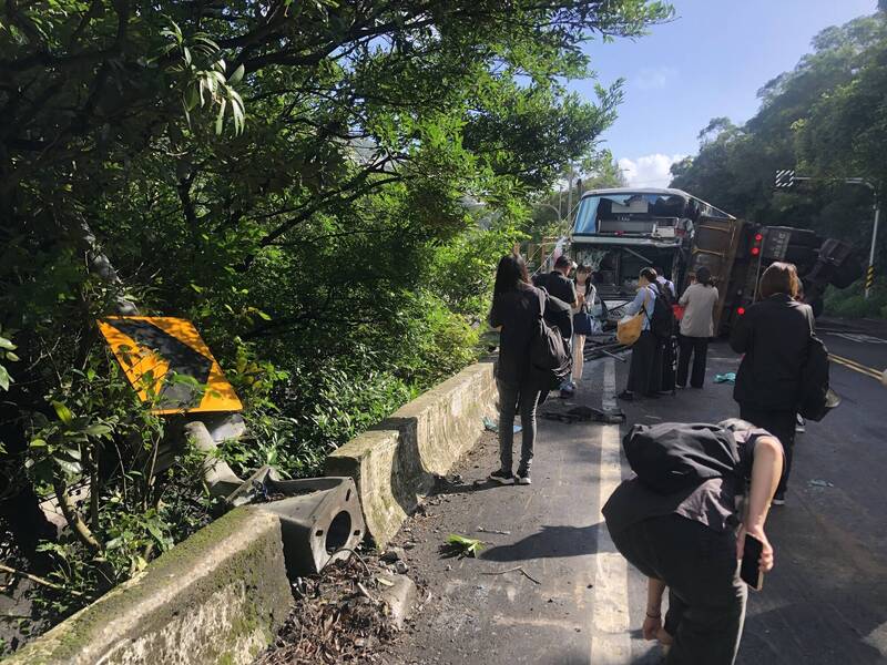 新北萬里車禍  國光司機肋骨斷忍痛安撫乘客下車