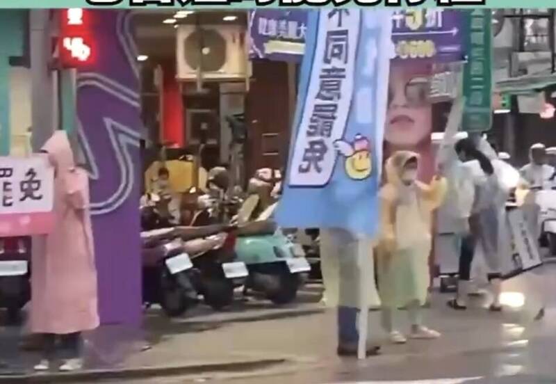 台中街頭罷免、反罷隔街互嗆 警喊「要吵全部回家」控場