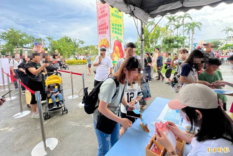 屏東夏日狂歡祭冰宮出現黃牛票 縣府籲民眾勿轉售以免觸法