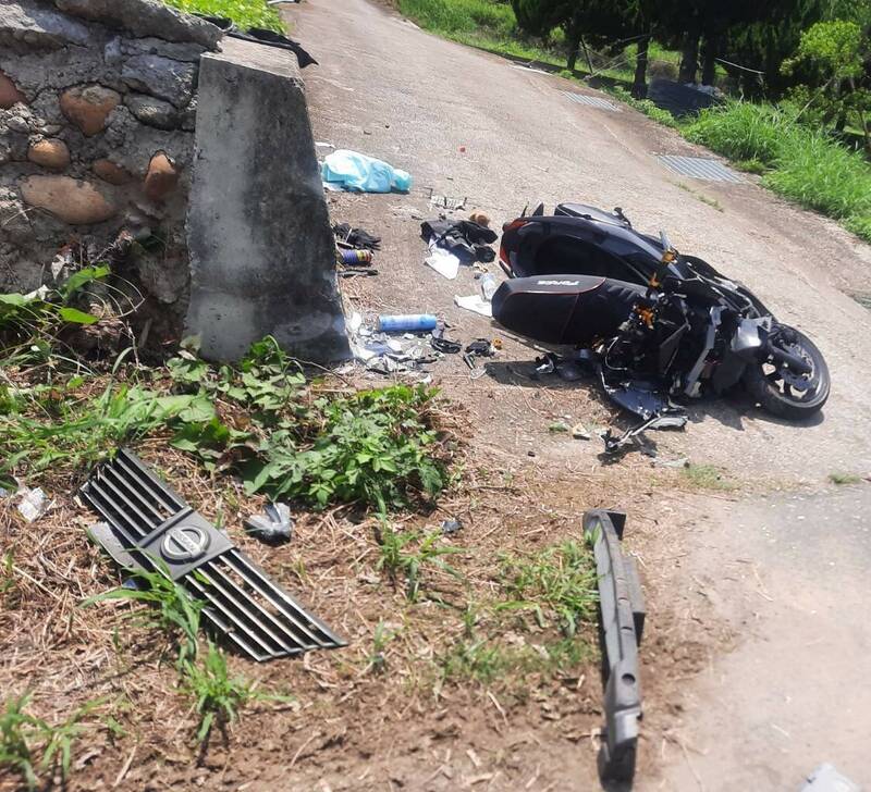 台1線通霄段車禍 機車車頭幾乎全毀、騎士送醫