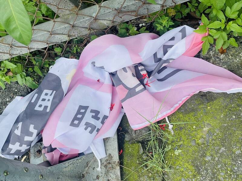 罷免布條遭破壞互槓！游顥陣營控自導自演 陳紀衡反譏「通靈」