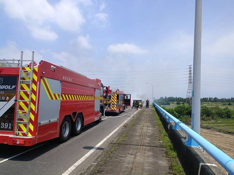 屏東萬大橋火燒車 疑油箱不明原因自燃