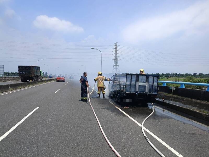 萬大橋小貨車火燒車，消防人員及時搶救。（讀者提供）
