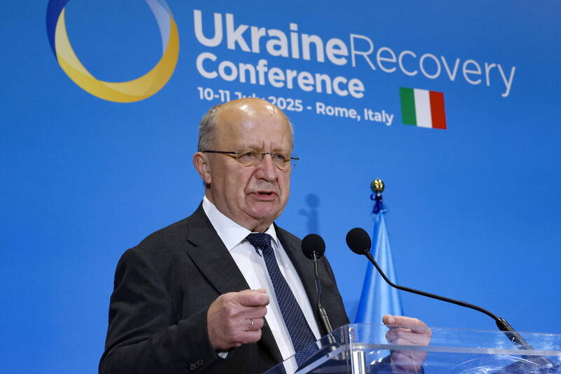 歐盟執委會國防執委庫比柳斯今年七月在羅馬出席烏克蘭重建會議。（歐新社）