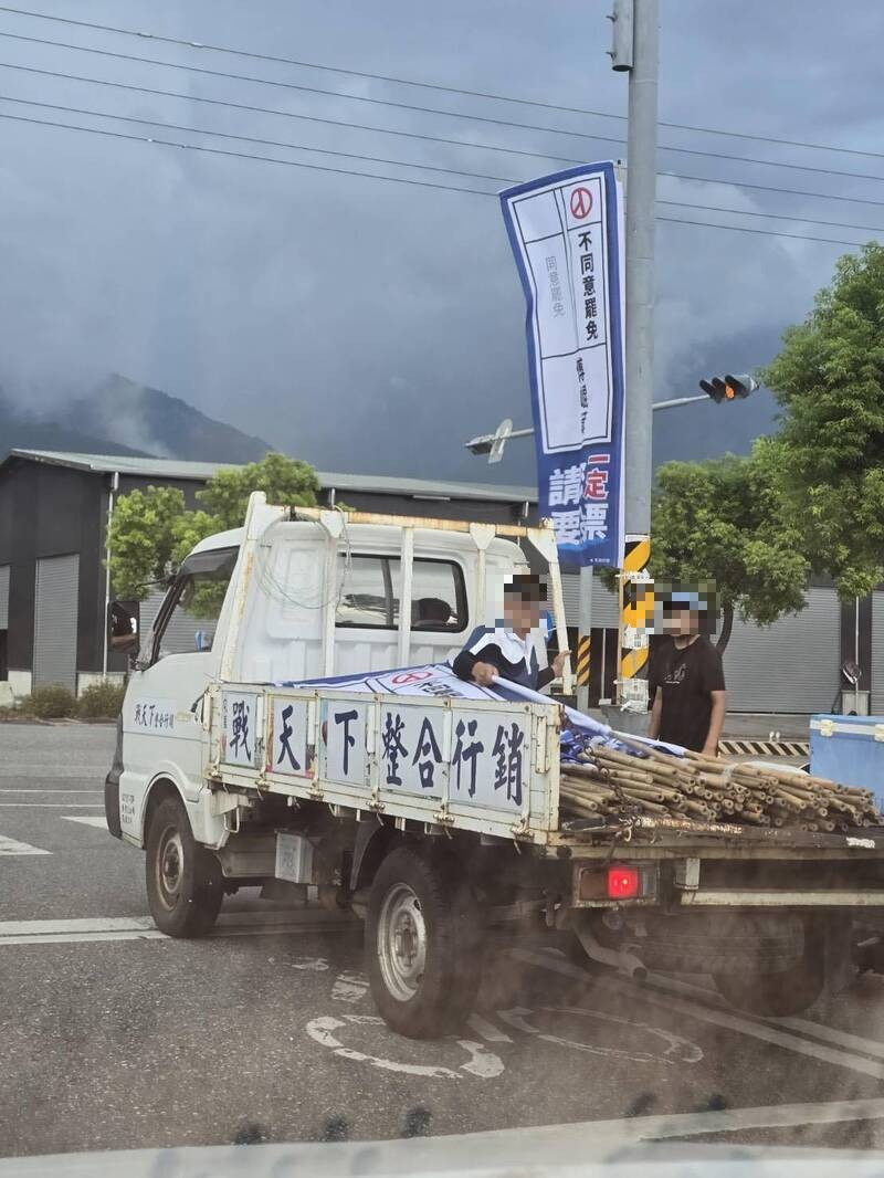 滿載反罷免旗幟小貨車街上跑 花蓮名廚曾璽文：傅崐萁為什麼這麼有錢？