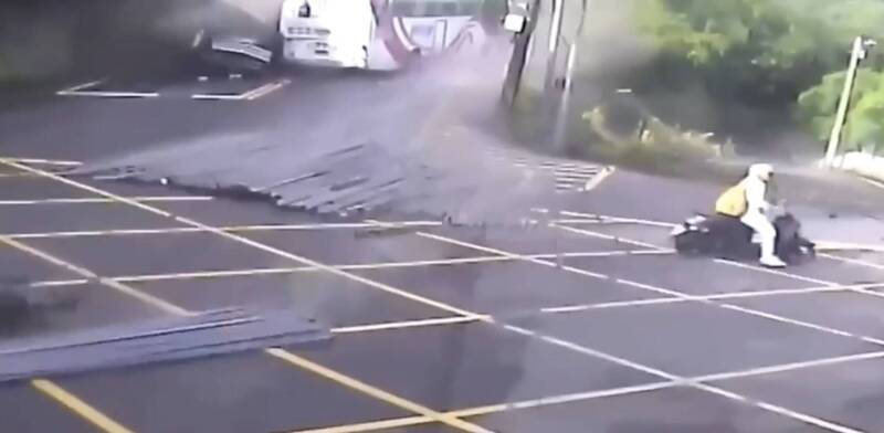 監視器畫面曝！砂石車跨越對向撞客運 鋼條噴飛後方騎士急閃