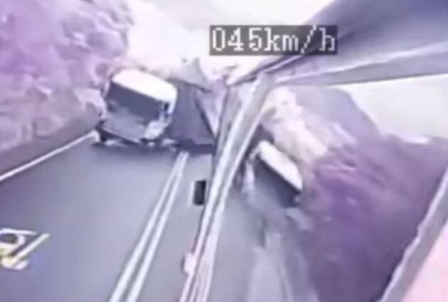 客運視角曝光！疑超速過彎鋼條甩出 砂石車偏移對向迎面撞