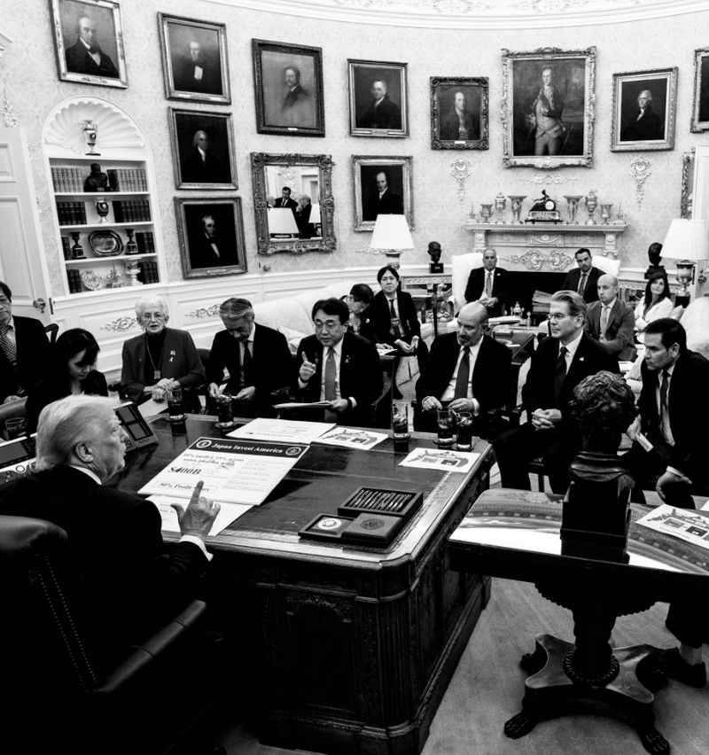 白宮副幕僚長斯卡維諾23日曝光日本談判代表赤澤亮正，與川普在橢圓形辦公室協商關稅的照片。（圖翻攝自Dan Scavino_X）