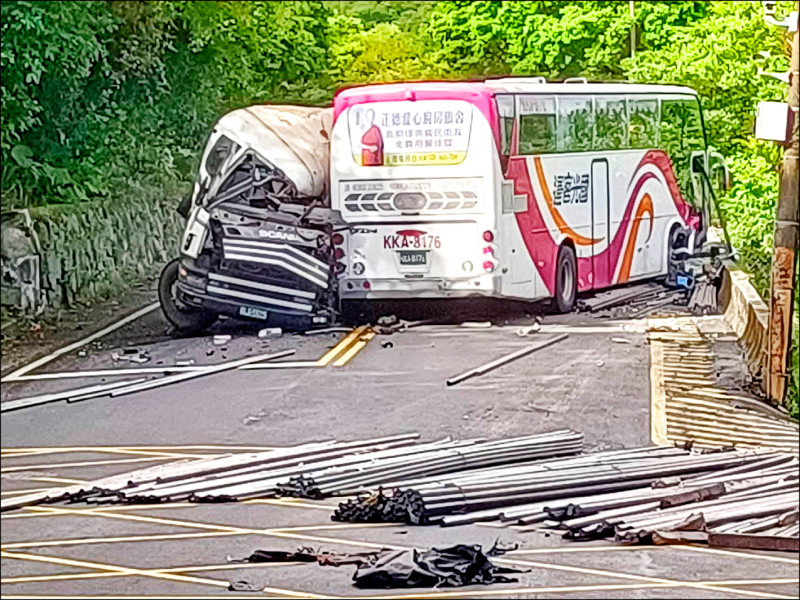 曳引車疑超重 警要秤鋼條重量