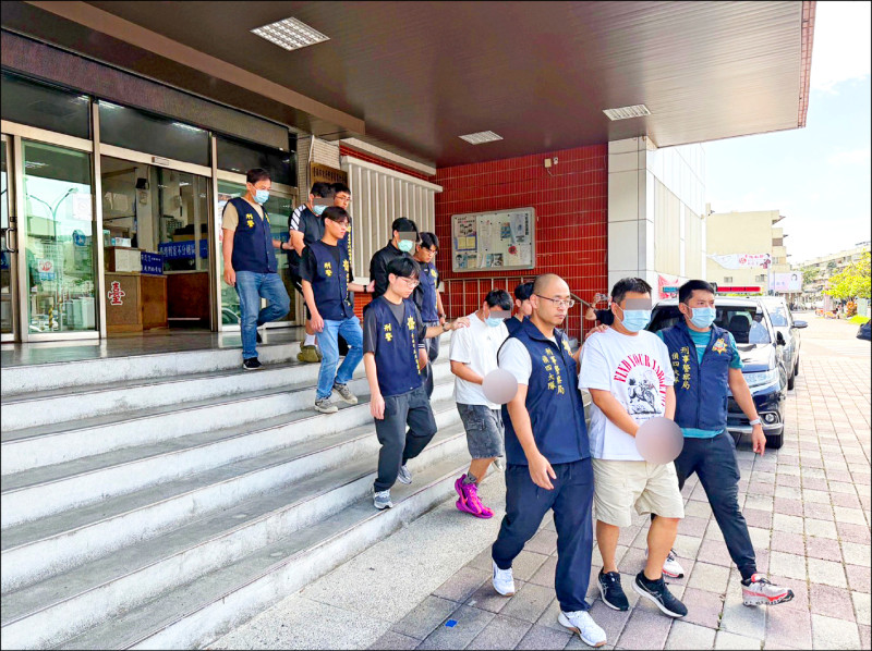 女律當門神 中國詐團抖音直播賣假翡翠