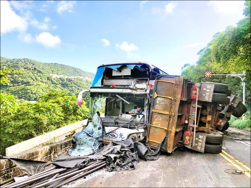 滿載鋼條曳引車 萬里撞客運1死14傷