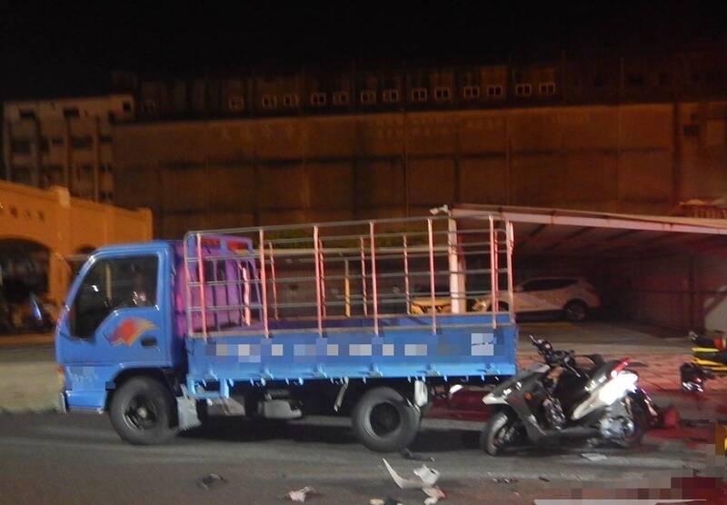 李婦自撞路邊小貨車殞命。（民眾提供）