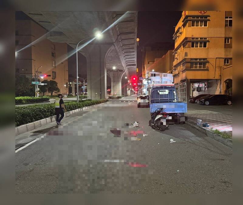 婦人騎車撞擊小貨車，送醫不治。（民眾提供）