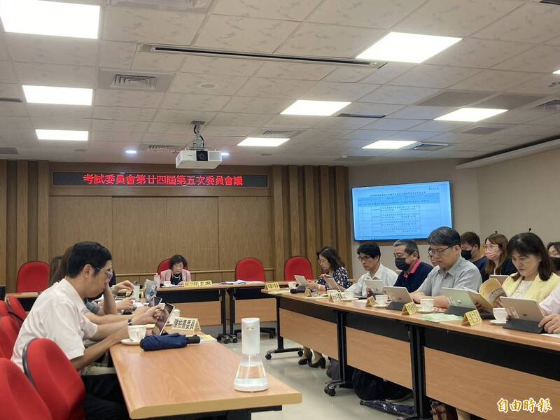大學分科測驗》考生畫微笑、寫「辛苦了」扣分！拿手機看時間零分
