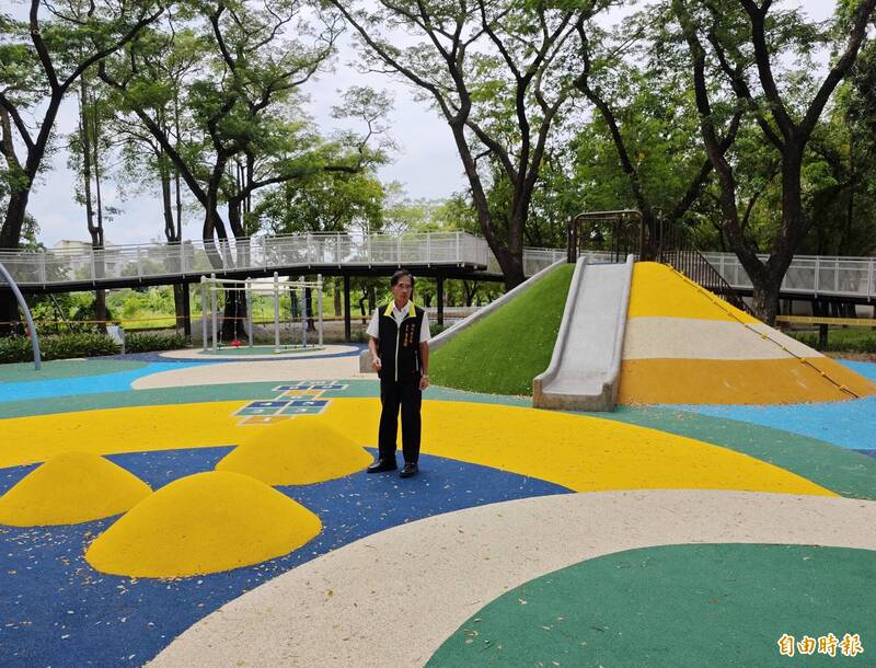 蟋蟀Q版圖騰＋五寶意象色彩 台南新化樹林內建特色遊戲場