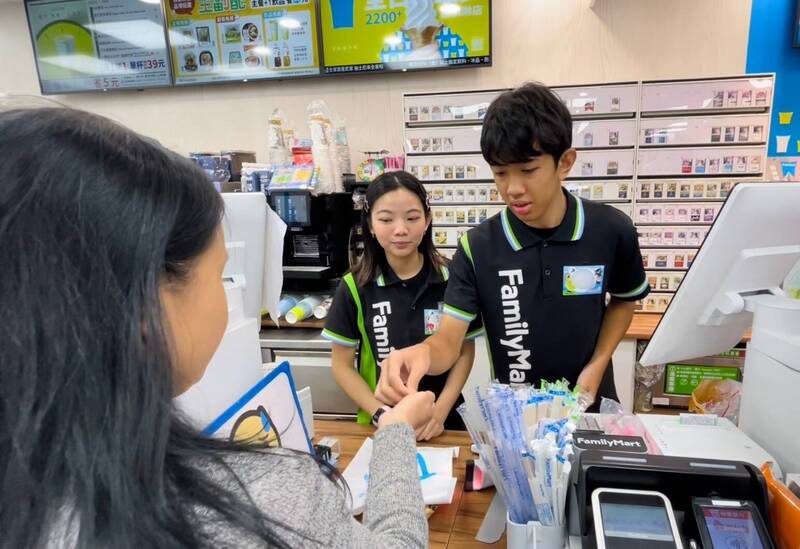 歡迎光臨！移民署攜手賽珍珠邀新二代體驗超商「小小店長」