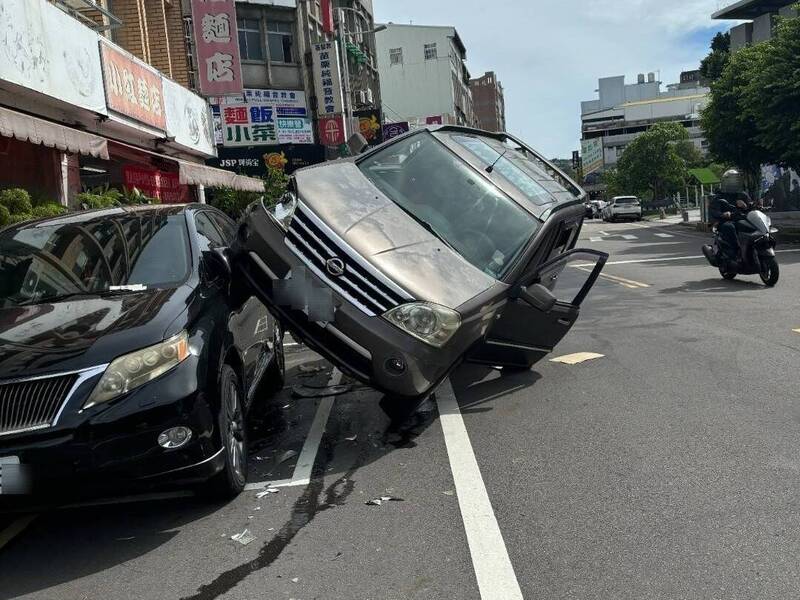 NISSAN休旅車竟「騎」上LEXUS休旅車 駕駛：打噴嚏手抖