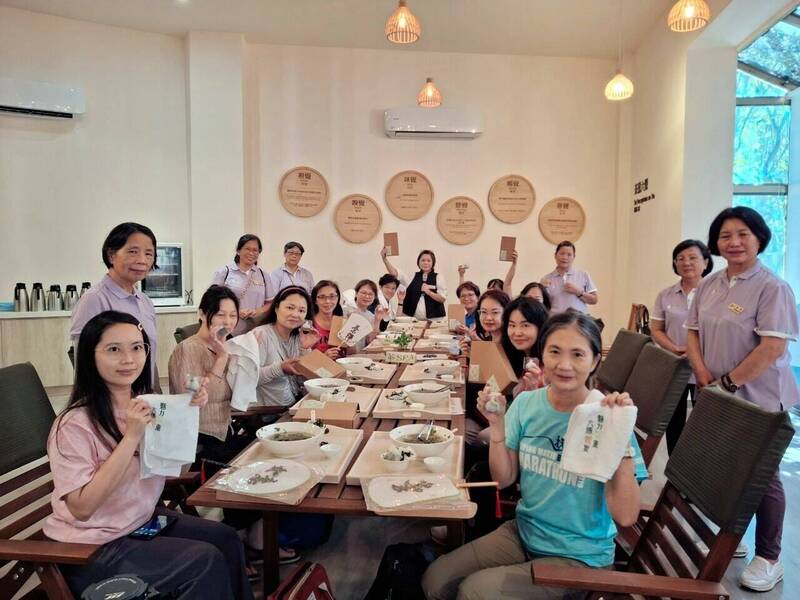 又稱茶SPA的茶薰六覺體驗，民眾體驗後覺得容光煥發。（參山處提供）