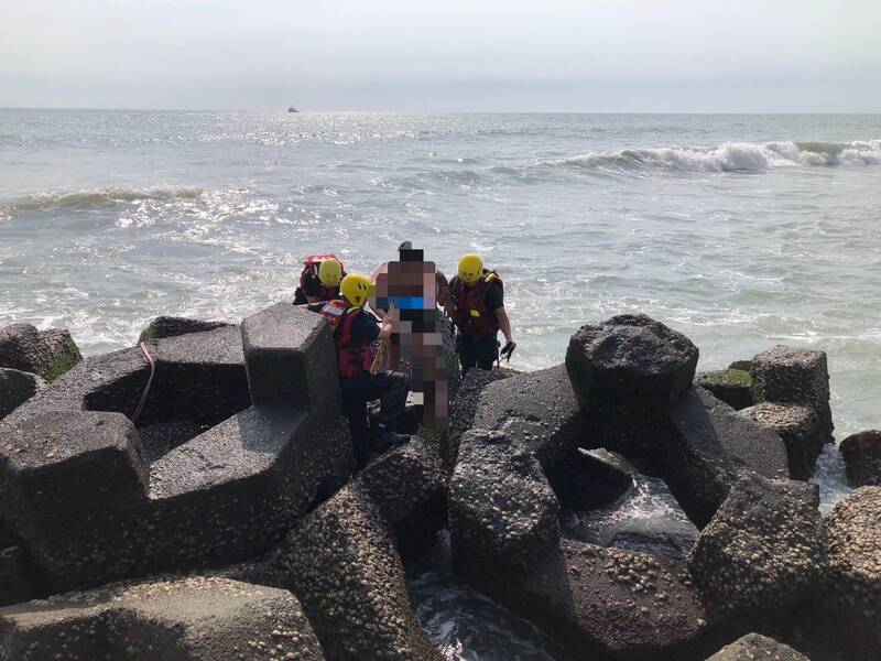 3國小畢業生相約台南黃金海岸戲水不幸落海  2獲救1失蹤